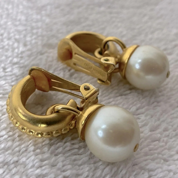 Vintage Gold Tone W Faux Pearls Clip On Earrings - Picture 7 of 9
